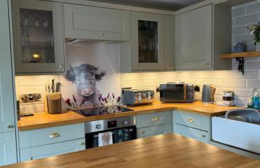 Distillers Cottage, Peaceful rural retreat in Lanarkshire, onsite craft distillery, hot tub, bbq hut, central for exploring Scotland - Photo 14