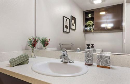 Irvine Luxury Living | Pool, Gym & Prime Location - Foto 7