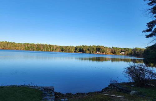 Spacious Accessible Waterfront Retreat with Hot Tub - Foto 11