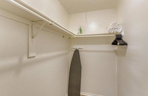 Serene King Suite Getaway - Sleeps 4 - Pool, Pkg - Foto 14