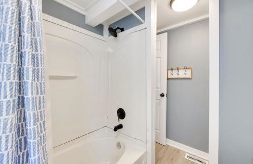 Walk to Lake Nautical Akron Cottage with Deck! - Foto 24