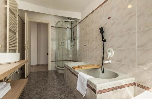 Kejani attic apt Scenic Views, Lux bath, Fast Wi-fi - Foto 32