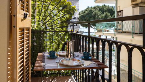 GuestHost - A step from the Beach - Roomy Apt with Sea Glimpse - Foto 1