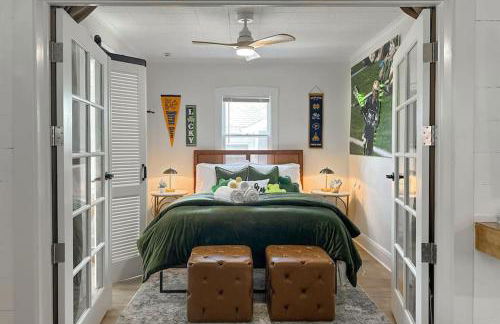 Step into School Spirit at the Golden Dome Getaway - Foto 32