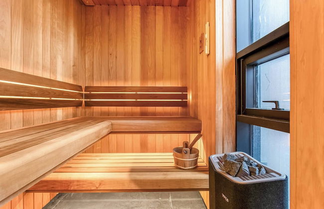 Glamorous & Stylish Getaway - Photo 13