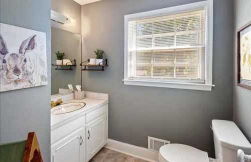 5BR Woodland Retreat on 7 Acres with a Pond - Foto 25