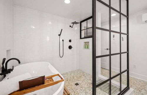 Couples Retreat with Hot Tub, Beach Cruisers, Spa Bath - Foto 39