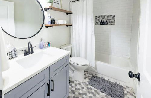 Manchaca Meadows Mini Villa Pool & Spa 20 min DT - Photo 9