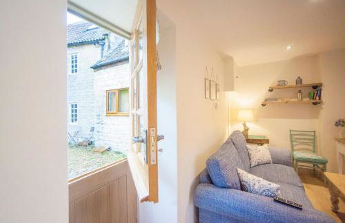 STABLES Stylish comfortable peaceful cottage with parking and outdoor space - Photo 38