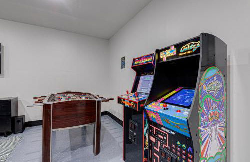 Beautiful home, centrally located to Parks with Pool - Foto 22