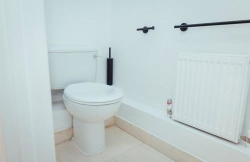 5 Bed Family Home- Free Parking - Foto 17