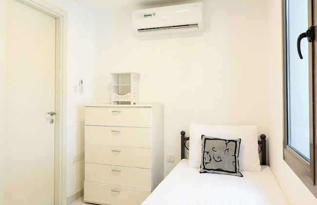 Luxury 4B and maid's with private garden - Photo 4