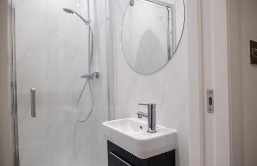 Group Friendly 2 Bed 2 Bath FREE PARKING for 2 Large Vans or up to 4 Cars Zone 2 Sleeps 10 Close to Central London and Zone 2 tube station - Photo 42