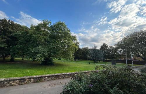 Park View is a beautiful whole entire house close to town centre, sleeps 8 in 4 rooms, 2 doubles and 4 single beds with 2 shower rooms, available for holidays, insurance stays, trades people, contractors, pets welcome - Foto 49