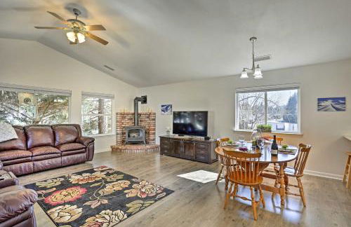 Centrally Located Mt Shasta Home with Deck! - Foto 1