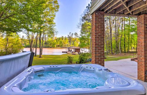 Fire Pit and Dock Waterfront Lake Sinclair Getaway! - Foto 1