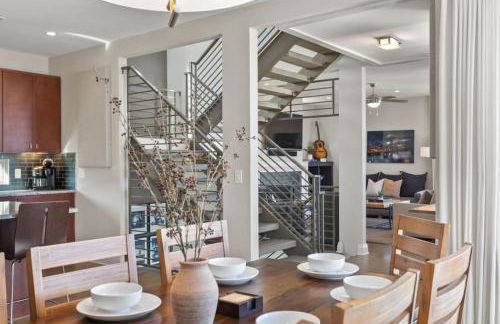 Downtown w Rooftop Deck 4 Bedrooms 3 Baths - Foto 1