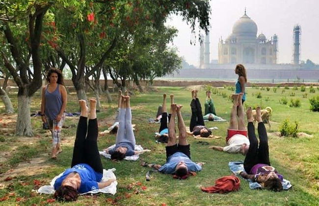 Clase de yoga frente al Taj Mahal - Foto 1