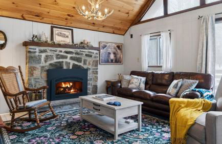 Evergreen Lodge by AvantStay Poconos Lake Cabin Fireplace Large Deck Near Jack Frost Kalahari - Foto 8