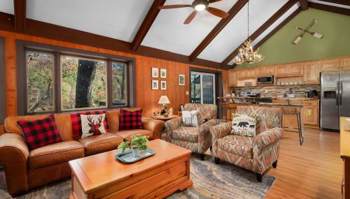 Chicadees Lake Lookout - A wood-burning fireplace, beautiful lake views, king and queen bedrooms, deck dining, and easy access t - Foto 3