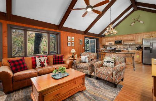 Chicadees Lake Lookout - A wood-burning fireplace, beautiful lake views, king and queen bedrooms, deck dining, and easy access t - Foto 3