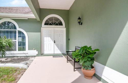 Spacious Luxury Pool Home Oasis - 8mi to Airport - Foto 19