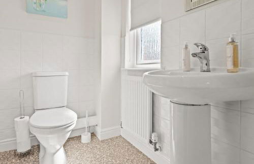 Polmont Haven: Spacious 4- Bedroom Retreat - Foto 29