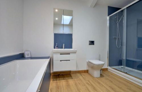 Finest Retreats - Courtyard View at Longford - Photo 9