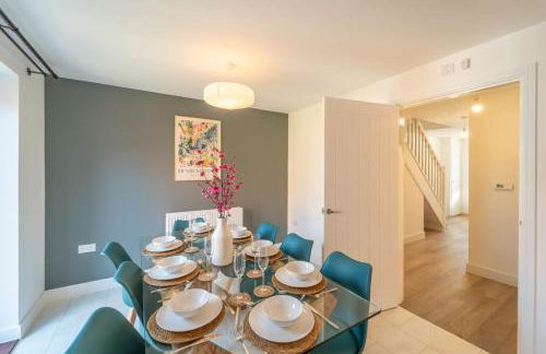 Charming 4 Bedroom House for 8 - Family Friendly - Fast WiFi - Parking - Photo 12