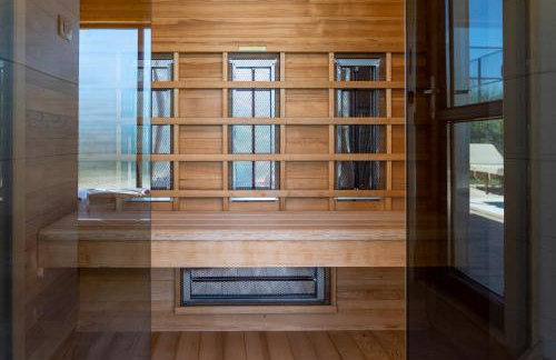 5-Bed Villa with Pool, Jacuzzi & Padel Court - Foto 48