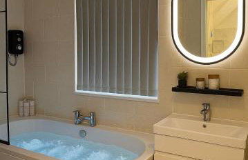 Lux 4 Bedroom House - Jacuzzi Bath Sleeps 9 Free Parking Near Leeds Centre - Foto 20