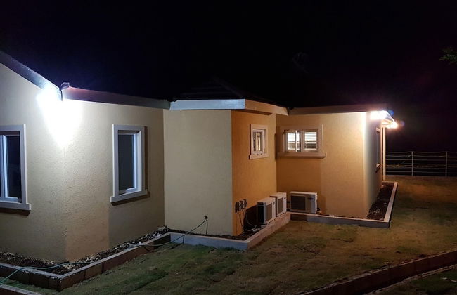 Je Suis Jamaica - 4 B R Beachfront Villa w Staff - Photo 46