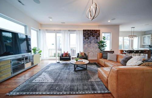 Modern Rooftop Townhome w Hot Tub & Skyline Views - Photo 1