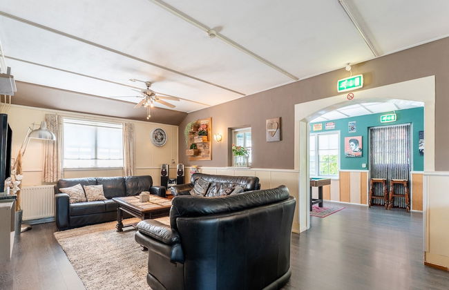 Group Home in Giethoorn With Waterside Terrace - Photo 1