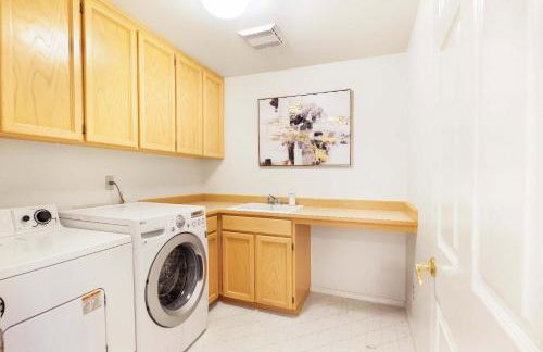 Brier 5BR Retreat w Pool Table Deck Central AC - Foto 24