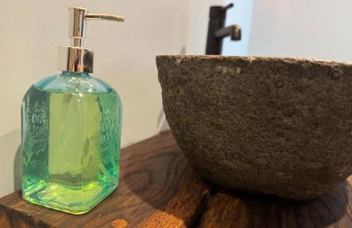 Luxury Spa Cabin with Outdoor Bath, Sauna & Fireplace - Foto 17