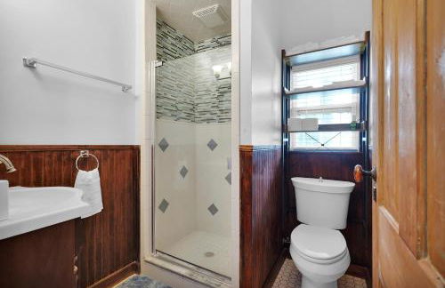 Hot tub- 80's Arcade- Pool table- Historic Downtown- 7 car parking - Foto 41