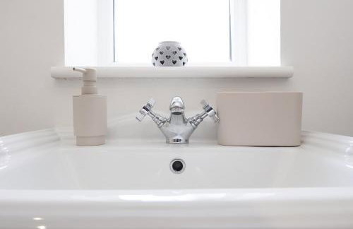 large 2 bed central apartment with balcony and private parking - Foto 49