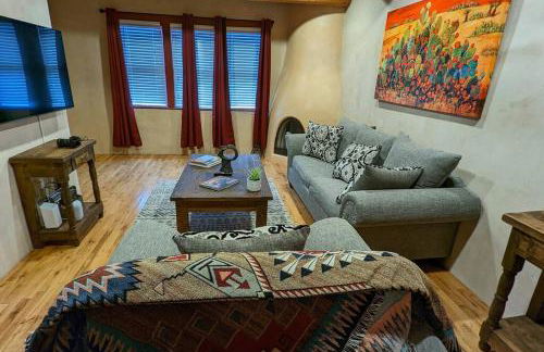Enchanted Casita with Private Outdoor Hot Tub and Patio, Near Santa Fe Plaza, Sleeps 4 with free parking - Foto 5