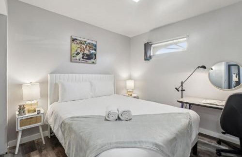 Entire Private Home with 2 Bedrooms 1 Bathroom, Gated Yard, Driveway Parking, Available Now - Foto 11