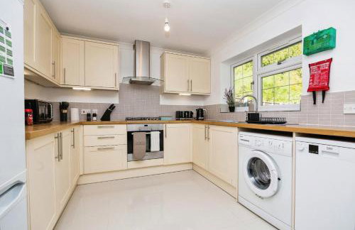 Modern Detached 4-Bedroom 2-Bath Home, Guildford - Photo 13