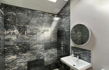 Upside house Beautiful 5 bedroom house sleeps 13 with hottub, games room and garden near Bath - Foto 33