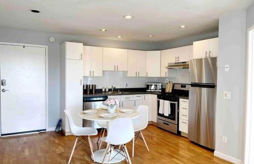 Bright & Quiet 1-Bed Condo with Balcony - Foto 14