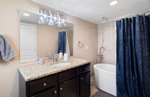 Large Remodeled 4 Bedroom Only 7 Minutes to Downtown - Foto 26