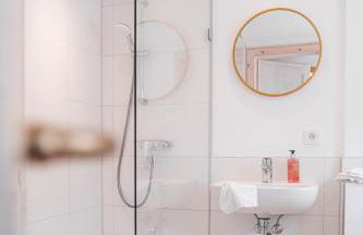 Gehobenes Ambiente in historischer Wohnung - Photo 14