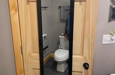 Cabin in the woods with fire pit and porch - Foto 17