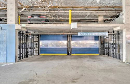 Skyline Retreat - Free Parking, Pool, Balcony - Foto 6