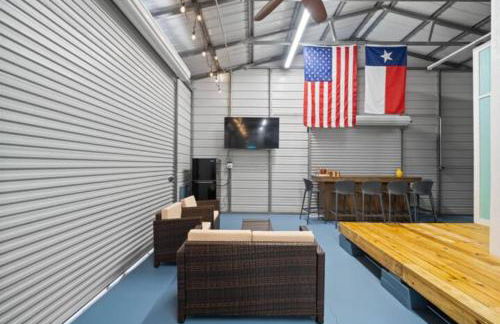 Gorgeous Home with Huge Private Pool and Game Room - Foto 77