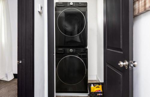 Spacious Luxury Villas in the heart of LA! Free parking and Jacuzzi - Photo 18