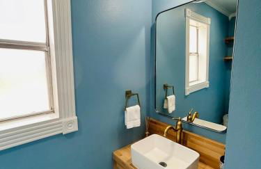 Stunning Lake House with a Pool and Hot Tub - Foto 11